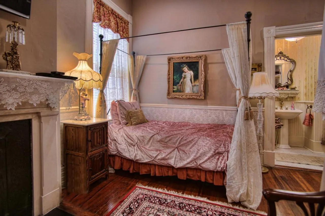 Mcmillan Inn Savannah Bed & Breakfast