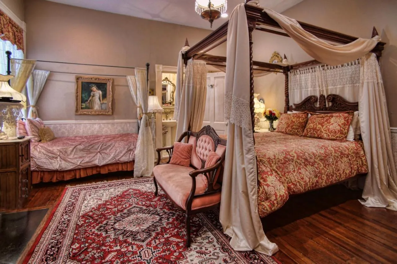 Mcmillan Inn Savannah Bed & Breakfast