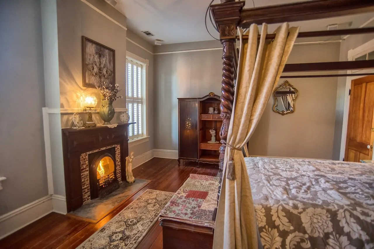 Mcmillan Inn Savannah Bed & Breakfast
